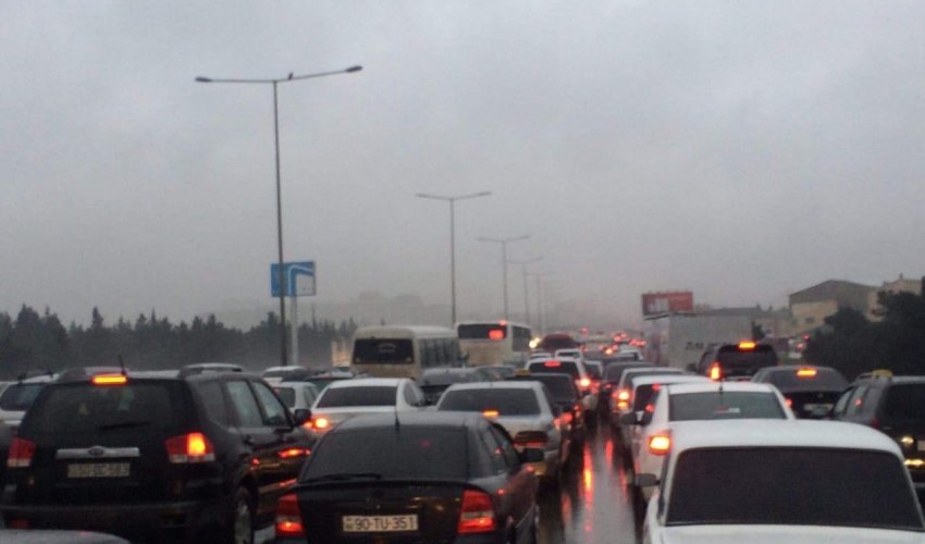 Bakı-Sumqayıt yolunda uzun tıxac yaranıb Bakı-Sumqayıt yolunda uzun tıxac yaranıb