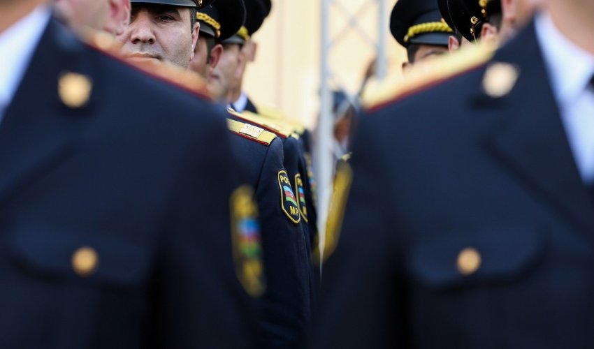Azərbaycanda polis radio verilişi açdı, general özü efirə çıxdı - FOTO Azərbaycanda polis radio verilişi açdı, general özü efirə çıxdı - FOTO