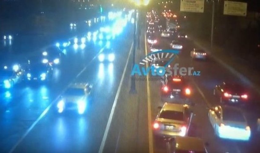 Цепная авария в Баку попала на камеру - ВИДЕО Цепная авария в Баку попала на камеру - ВИДЕО