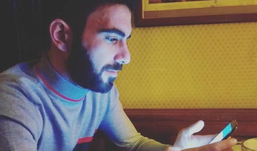 Azərbaycanda nişanlısından ayrılan oğlan canlı yayımda özünü asdı