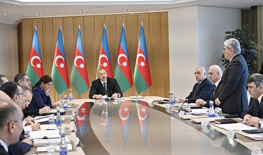 “Mən sadə sual verirəm, sən başlayırsan leksiya oxumağa” - Prezident nazirə irad tutdu- Video