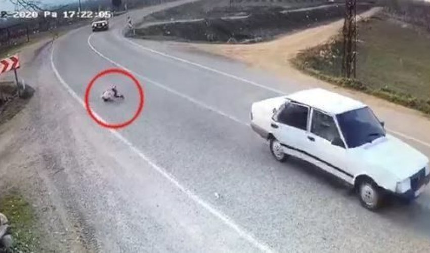 Balaca qız hərəkətdə olan maşından yola düşdü — ANBAAN VİDEO Balaca qız hərəkətdə olan maşından yola düşdü — ANBAAN VİDEO