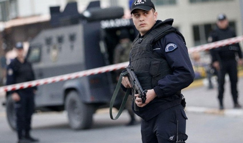 13 nəfərin öldüyü qan davası: 22 il axtarışda olan şəxsin gizləndiyi yer polisi şoka saldı - Video 13 nəfərin öldüyü qan davası: 22 il axtarışda olan şəxsin gizləndiyi yer polisi şoka saldı - Video