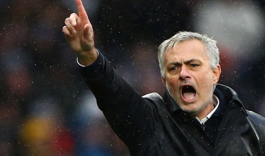 Mourinyo futbolçusu ilə dava etdi Mourinyo futbolçusu ilə dava etdi