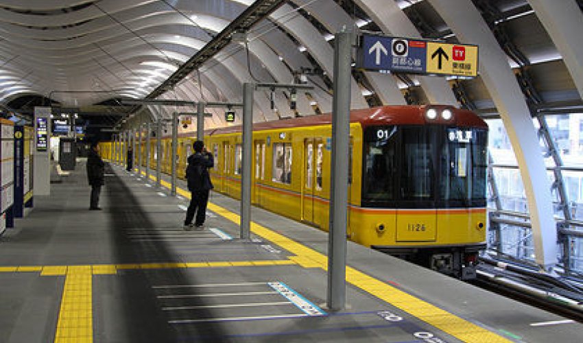 Японец спрятал урну с прахом отца в туалете метро