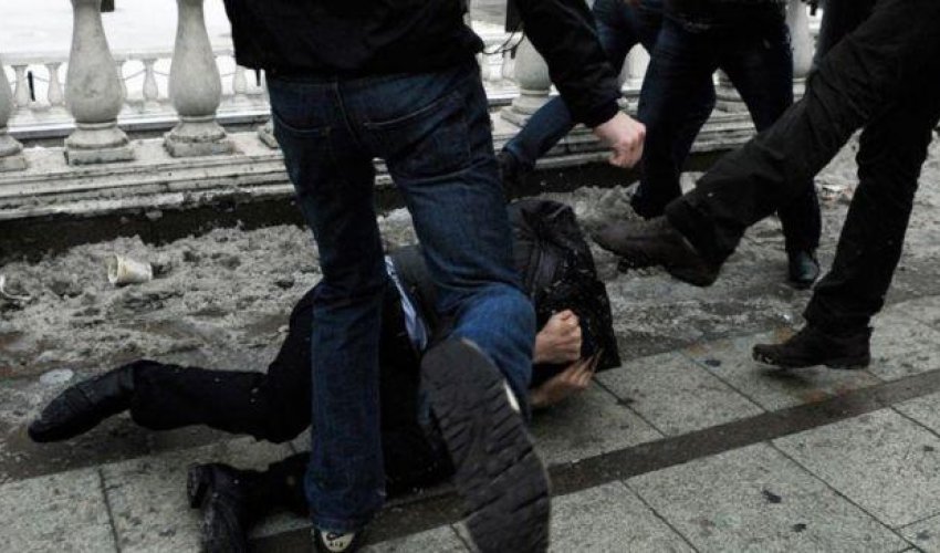 Bakıda 14 yaşlı oğlan anasına mesaj yazan şəxsi bıçaqladı Bakıda 14 yaşlı oğlan anasına mesaj yazan şəxsi bıçaqladı