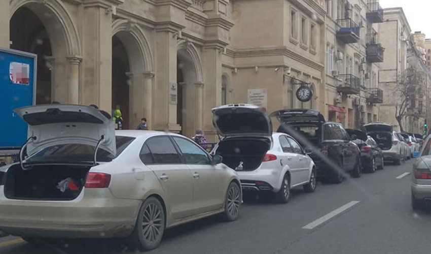 Polis cərimələnməmək üçün baqajlarını açan sürücülərə görə hərəkətə keçdi - FOTO