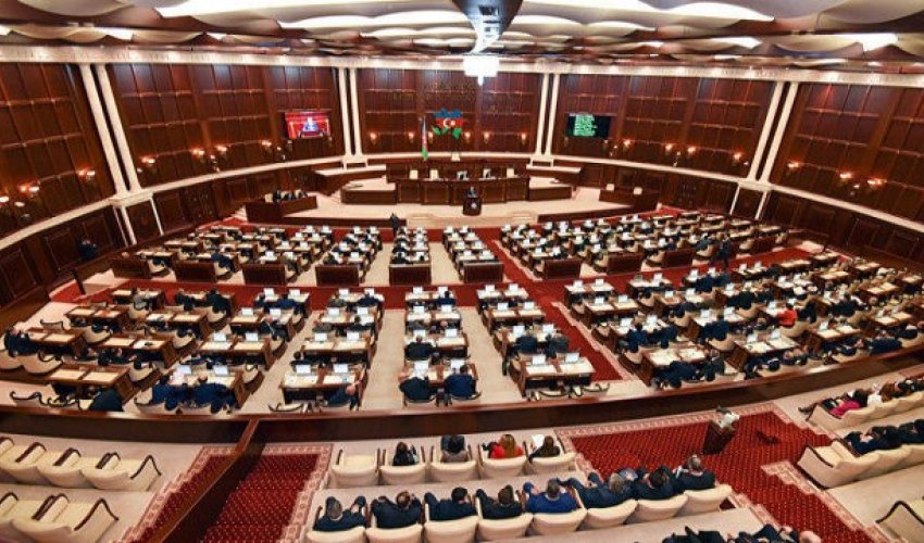Seçici görüşə gələn deputatı biabır etdi - VİDEO Seçici görüşə gələn deputatı biabır etdi - VİDEO