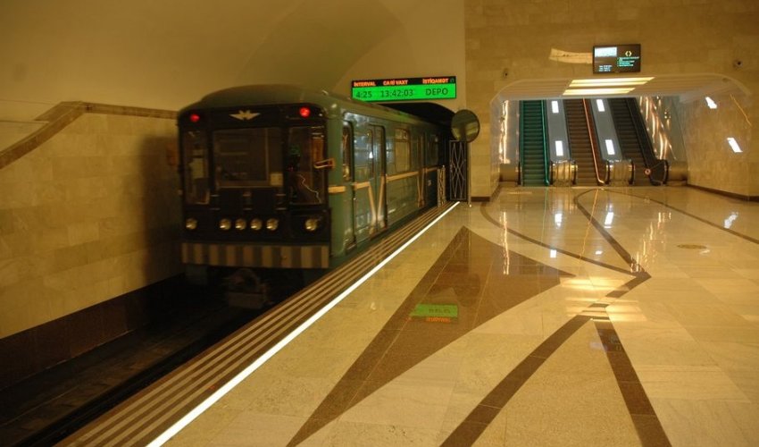 Bakı metrosunda sərnişin özünü qatarın altına atdı - VİDEO Bakı metrosunda sərnişin özünü qatarın altına atdı - VİDEO