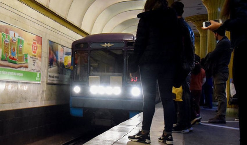 В бакинском метро женщина упала на рельсы В бакинском метро женщина упала на рельсы
