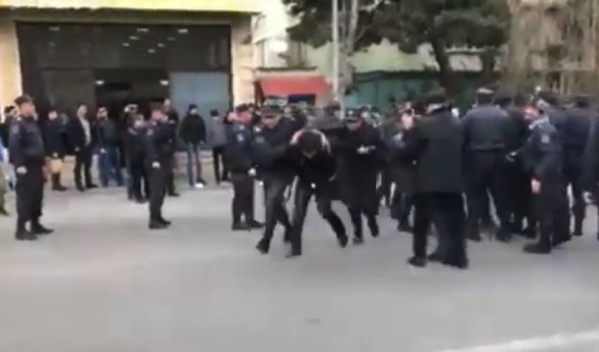 Bakıda aksiya: Etirazçıları Kürdəmirə, Yevlaxa apardılar - VİDEO Bakıda aksiya: Etirazçıları Kürdəmirə, Yevlaxa apardılar - VİDEO
