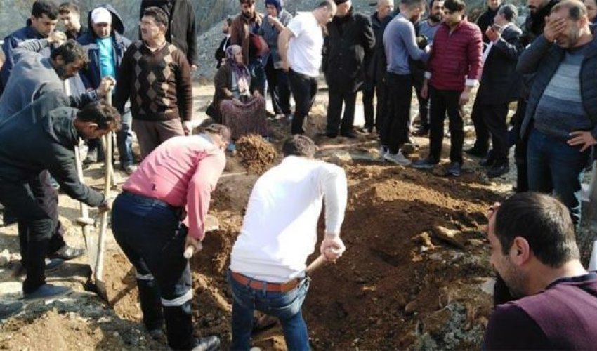 Məzarlıqda ŞOK HADİSƏ – Tabutu açanda GÖZLƏRİNƏ İNANMADILAR (FOTOLAR) Məzarlıqda ŞOK HADİSƏ – Tabutu açanda GÖZLƏRİNƏ İNANMADILAR (FOTOLAR)