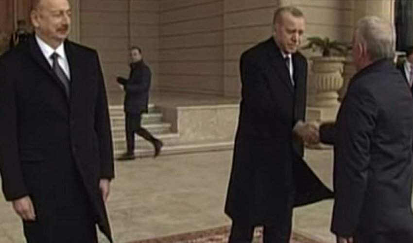 Əli Əsədovun Ərdoğanla salamlaşması Türkiyə mətbuatında gündəm oldu - VİDEO Əli Əsədovun Ərdoğanla salamlaşması Türkiyə mətbuatında gündəm oldu - VİDEO