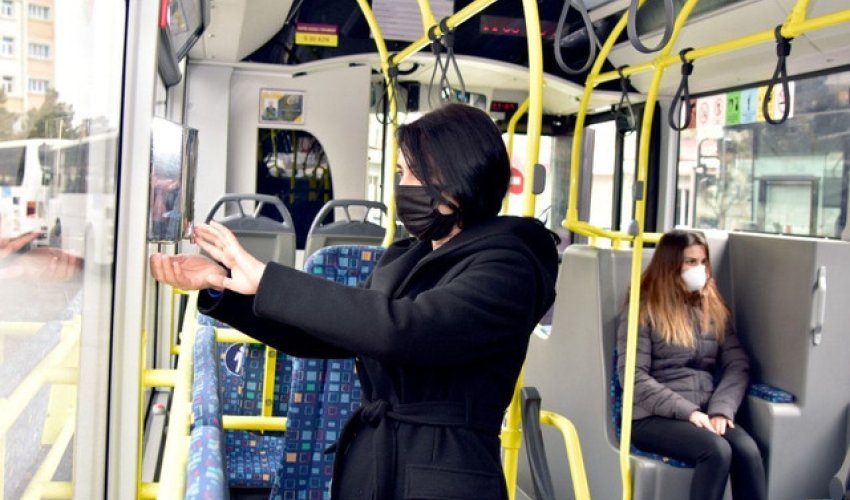Bakıda avtobuslarda dezinfeksiyaedici məhlul yerləşdirilib - FOTOLAR Bakıda avtobuslarda dezinfeksiyaedici məhlul yerləşdirilib - FOTOLAR