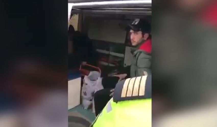Təcili tibbi yardım maşınında Bakıya sərnişin daşınır - VİDEO Təcili tibbi yardım maşınında Bakıya sərnişin daşınır - VİDEO