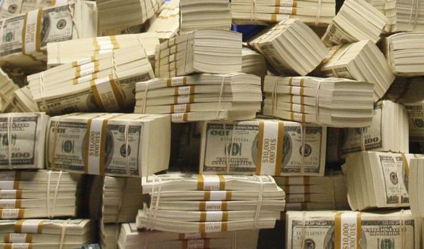 Ruslar milyardlarını banklardan çıxarır Ruslar milyardlarını banklardan çıxarır