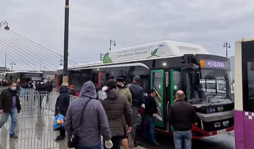 Bakıda ekspres avtobuslarda sərnişin sıxlığı - VİDEO