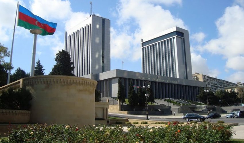 Vəzifəli şəxsin oğlu dövlət qurumunu məhkəməyə verdi