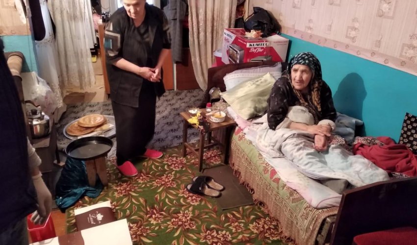 Yasamal sakinlərinə qida sovqatları paylanıldı - FOTOLAR Yasamal sakinlərinə qida sovqatları paylanıldı - FOTOLAR