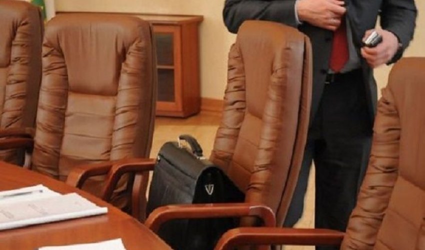 Azərbaycanda yüksək vəzifəli şəxs rüşvət aldığı üçün tutuldu Azərbaycanda yüksək vəzifəli şəxs rüşvət aldığı üçün tutuldu