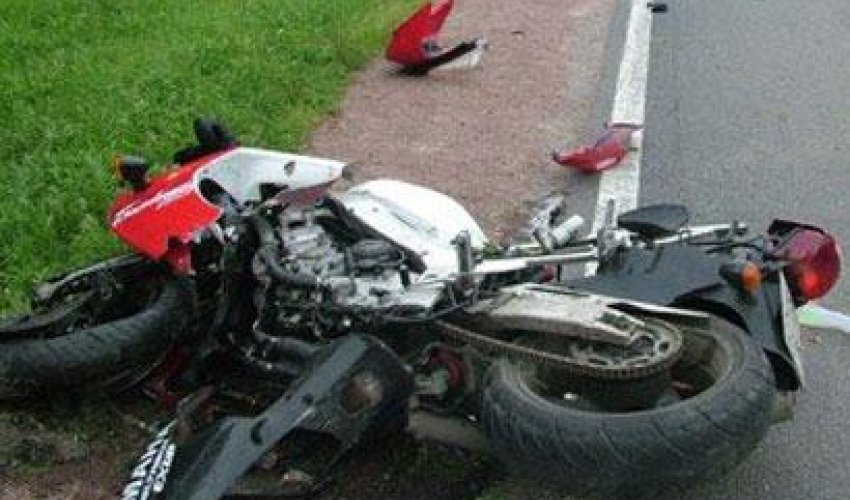 Bakıda gənc kuryer motosikleti ilə qəzaya düşərək öldü Bakıda gənc kuryer motosikleti ilə qəzaya düşərək öldü