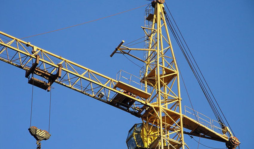Şamaxıda tikinti zamanı işçilər yıxıldı- ÖLƏN VAR