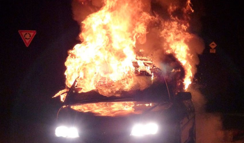 “Toyota” və “VAZ” yandı- Azərbaycanda qəza “Toyota” və “VAZ” yandı- Azərbaycanda qəza