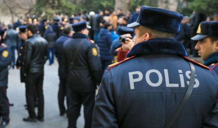Təhsil Nazirliyinin qarşısında aksiya keçirən gənc həbs edildi - VİDEO/YENILƏNIB Təhsil Nazirliyinin qarşısında aksiya keçirən gənc həbs edildi - VİDEO/YENILƏNIB