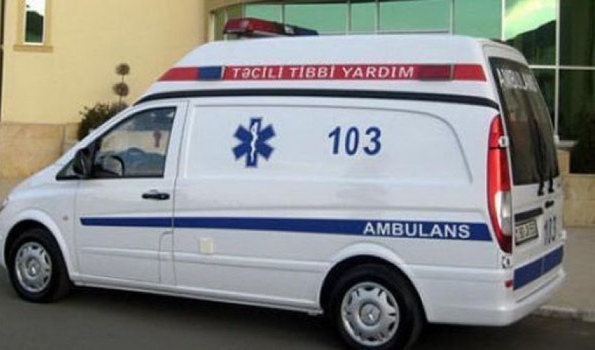 Bakının mərkəzində kişi benzin tökərək özünü yandırdı Bakının mərkəzində kişi benzin tökərək özünü yandırdı