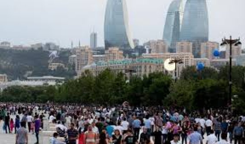 Həftə sonları küçəyə çıxmağa rəsmən qadağa qoyuldu Həftə sonları küçəyə çıxmağa rəsmən qadağa qoyuldu
