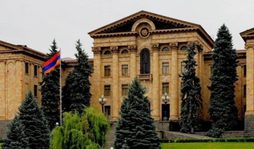 В Армении предложили выделить здание парламента для больных COVID-19 В Армении предложили выделить здание парламента для больных COVID-19