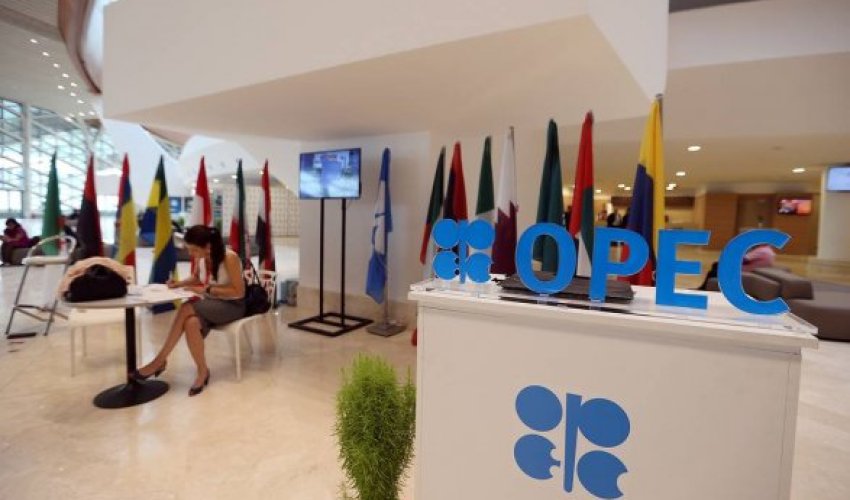 В ОПЕК договорились продлить сокращение добычи нефти В ОПЕК договорились продлить сокращение добычи нефти