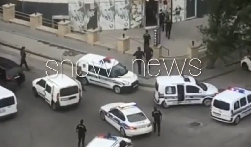 Bakıda polis maşınları marketi mühasirəyə aldı və... - VİDEO Bakıda polis maşınları marketi mühasirəyə aldı və... - VİDEO