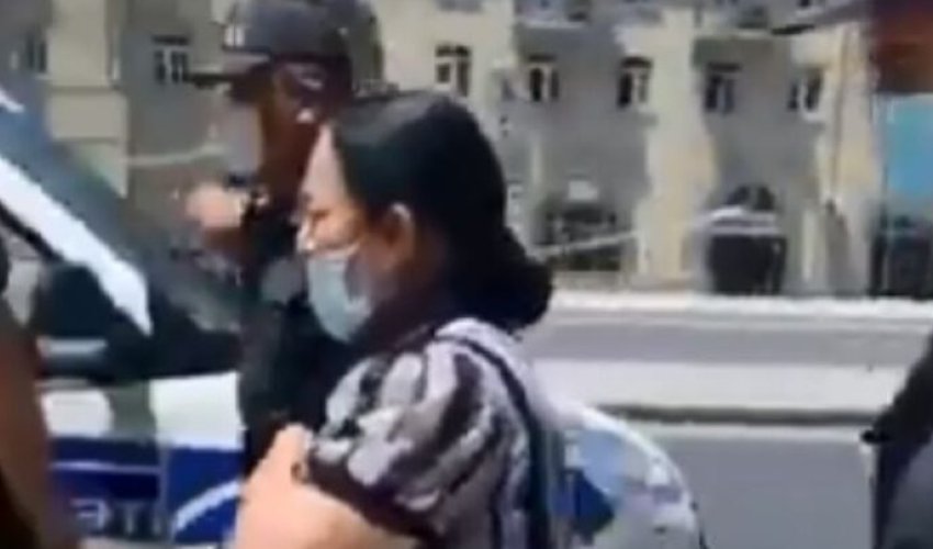 Bakıda icazəsiz çölə çıxan qadına polis kömək etdi – VİDEO Bakıda icazəsiz çölə çıxan qadına polis kömək etdi – VİDEO