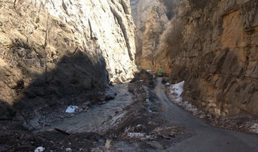 Azərbaycanda yolda uçqun oldu