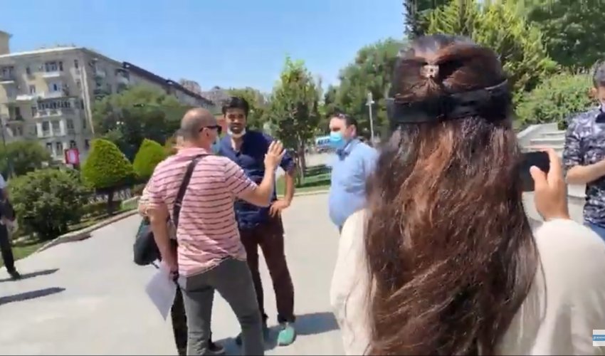 Türkiyə vətəndaşları Bakıda Türkiyə səfirliyinin qarşısında etiraz aksiyası keçirir -  CANLI YAYIM 