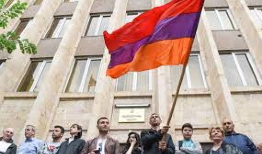 Ermənistanda hakimiyyətə sürpriz hazırlanır? Ermənistanda hakimiyyətə sürpriz hazırlanır?
