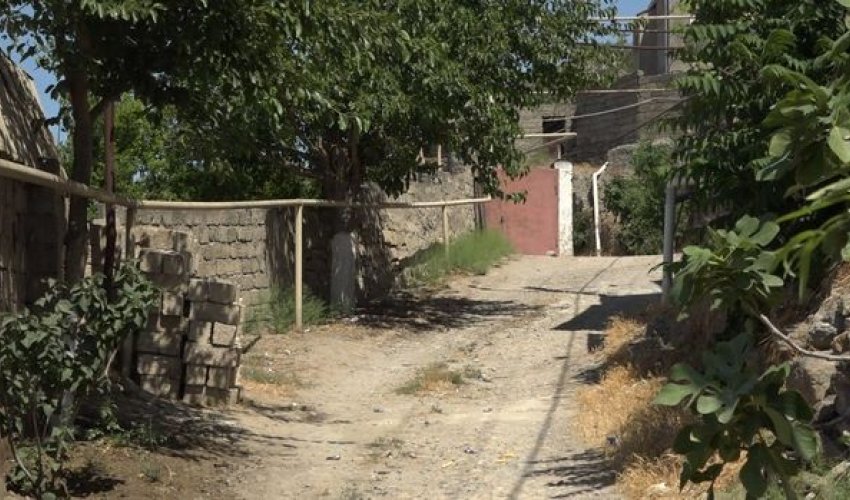 Bakının yarım əsrdən çox təmir olunmayan küçəsi - VİDEO Bakının yarım əsrdən çox təmir olunmayan küçəsi - VİDEO