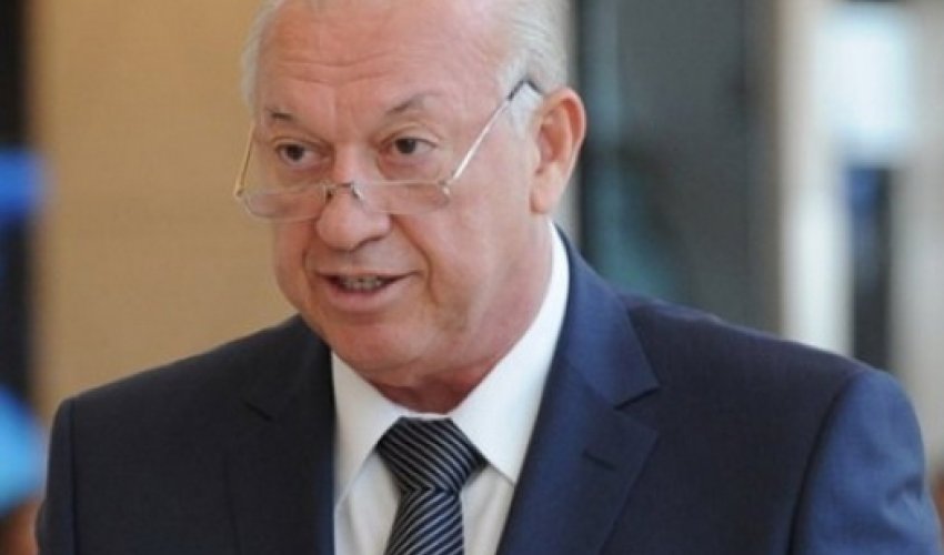 Ильхам Алиев наградил Джахангира Аскерова Ильхам Алиев наградил Джахангира Аскерова