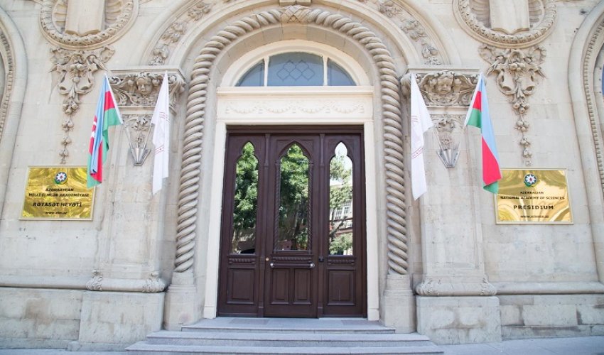 AMEA binasının fasadındakı yazı dəyişdirilir AMEA binasının fasadındakı yazı dəyişdirilir
