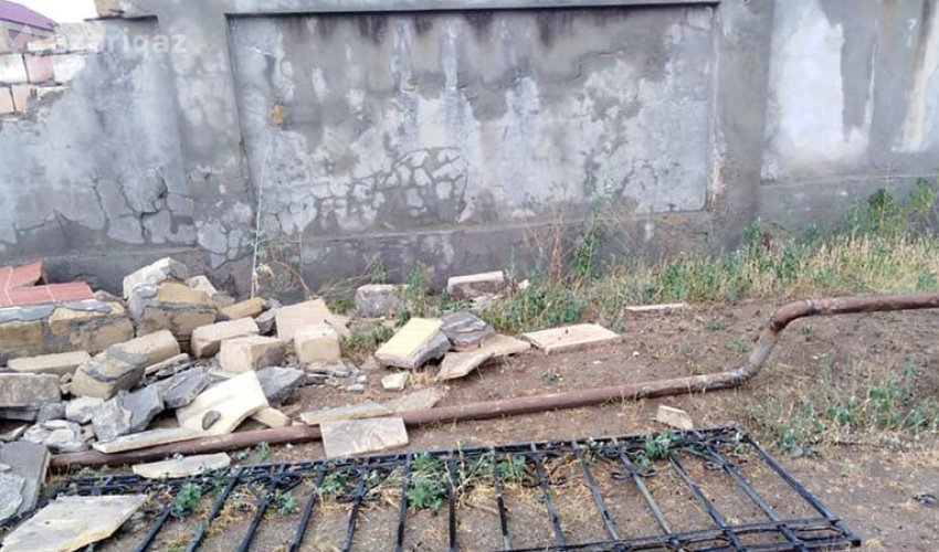 Gəncədə yağış yağdı. Xəstəxananın hasarı uçdu Gəncədə yağış yağdı. Xəstəxananın hasarı uçdu