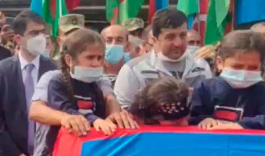 Şəhid olan atasını 3 övladı belə yola saldı- FOTOLAR Şəhid olan atasını 3 övladı belə yola saldı- FOTOLAR