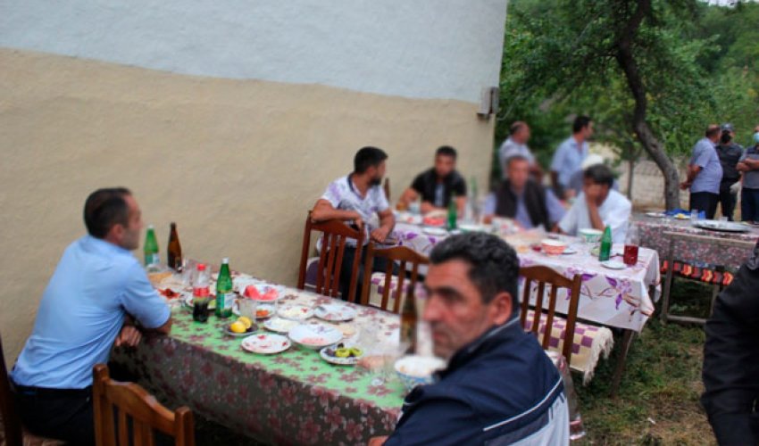 Əsgərlikdən qayıdan oğluna məclis quran ailə cərimələndi-FOTOLAR Əsgərlikdən qayıdan oğluna məclis quran ailə cərimələndi-FOTOLAR