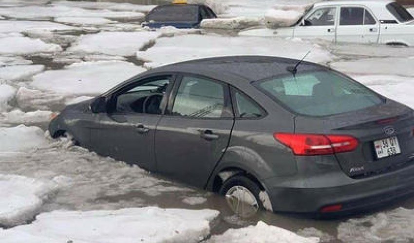 Ermənistanda onlarla maşın asfaltın altında qaldı - FOTO Ermənistanda onlarla maşın asfaltın altında qaldı - FOTO