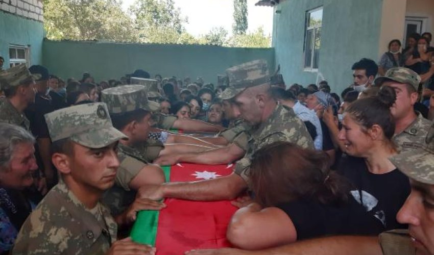 Şəhid Elçin Mustafayev son mənzilə yola salınır - CANLI Şəhid Elçin Mustafayev son mənzilə yola salınır - CANLI