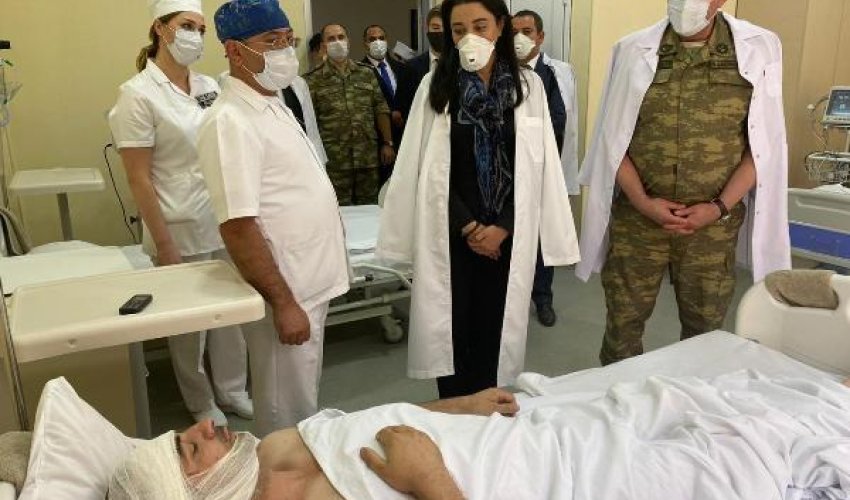 Ombudsman yaralı hərbçilərə baş çəkdi Ombudsman yaralı hərbçilərə baş çəkdi