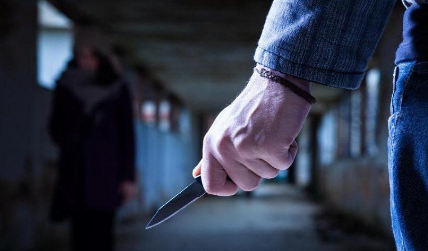 Молодому человеку нанесли ножевое ранение в центре Баку