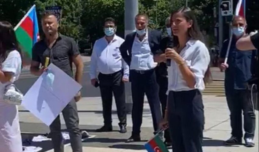 Milli Qəhrəmanın qızı BMT-nin önündə etiraz aksiyası keçirib- FOTOLAR Milli Qəhrəmanın qızı BMT-nin önündə etiraz aksiyası keçirib- FOTOLAR