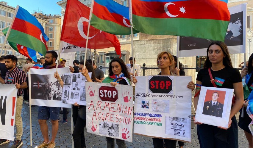 Перед парламентом Италии прошла акция в поддержку Азербайджана Перед парламентом Италии прошла акция в поддержку Азербайджана
