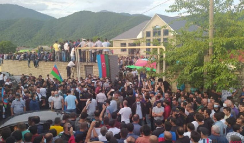 Polad Həşimovun evinin qarşısından bayrağın götürülmə səbəbi AÇIQLANDI